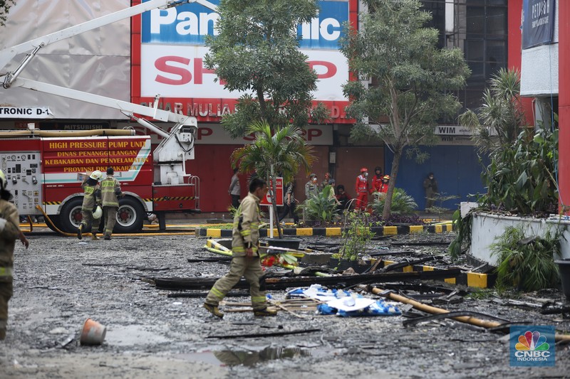 Kebakaran besar yang melanda Glodok Plaza, Jakarta Barat yang terjadi pada Rabu (15/1) malam masih berlangsung hingga pagi ini. Para petugas damkar berjibaku memadamkan api. (CNBC Indonesia/Tri Susilo) Kebakaran besar yang melanda Glodok Plaza, Jakarta Barat yang terjadi pada Rabu (15/1) malam masih berlangsung hingga pagi ini. Para petugas damkar berjibaku memadamkan api. (CNBC Indonesia/Tri Susilo)