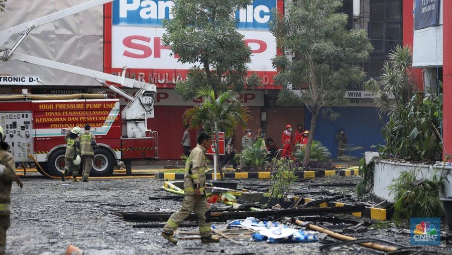 Kebakaran besar yang melanda Glodok Plaza, Jakarta Barat yang terjadi pada Rabu (15/1) malam masih berlangsung hingga pagi ini. Para petugas damkar berjibaku memadamkan api. (CNBC Indonesia/Tri Susilo)