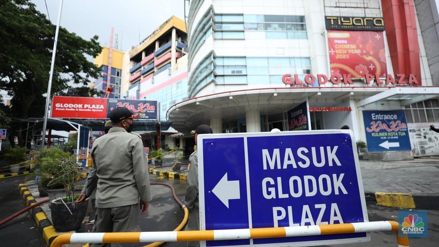 Kebakaran besar yang melanda Glodok Plaza, Jakarta Barat yang terjadi pada Rabu (15/1) malam masih berlangsung hingga pagi ini. Para petugas damkar berjibaku memadamkan api. (CNBC Indonesia/Tri Susilo)