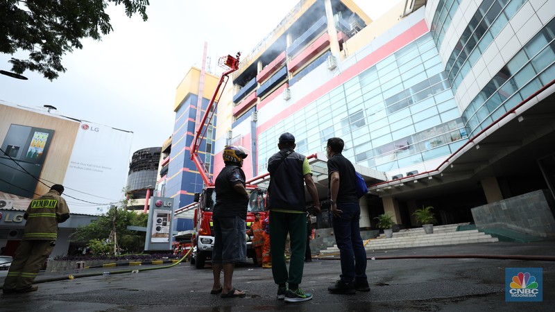 Kebakaran besar yang melanda Glodok Plaza, Jakarta Barat yang terjadi pada Rabu (15/1) malam masih berlangsung hingga pagi ini. Para petugas damkar berjibaku memadamkan api. (CNBC Indonesia/Tri Susilo)