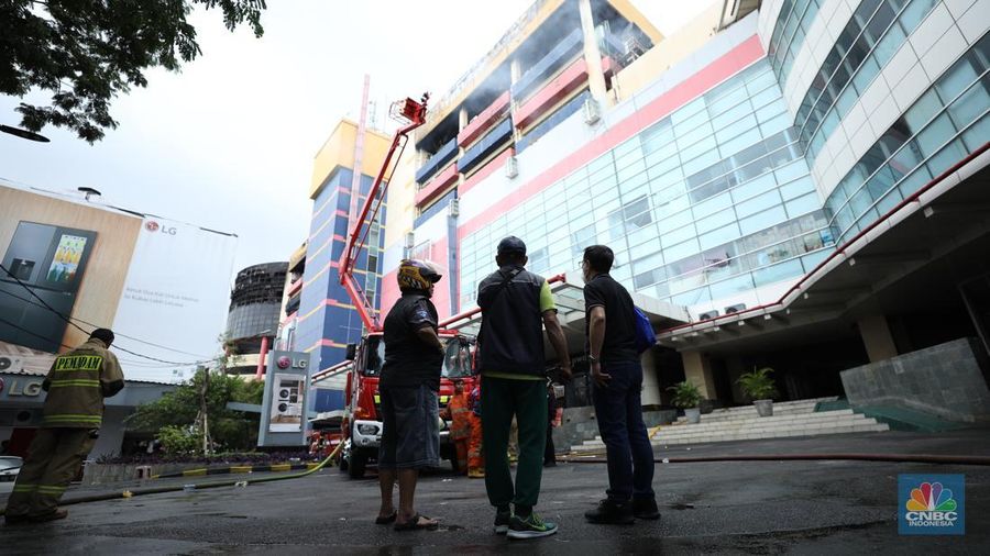 Kebakaran besar yang melanda Glodok Plaza, Jakarta Barat yang terjadi pada Rabu (15/1) malam masih berlangsung hingga pagi ini. Para petugas damkar berjibaku memadamkan api. (CNBC Indonesia/Tri Susilo)