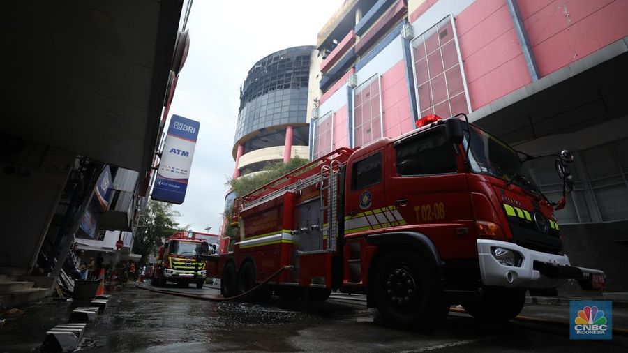 Kebakaran besar yang melanda Glodok Plaza, Jakarta Barat yang terjadi pada Rabu (15/1) malam masih berlangsung hingga pagi ini. Para petugas damkar berjibaku memadamkan api. (CNBC Indonesia/Tri Susilo)