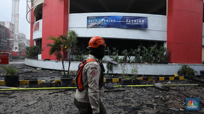 Kebakaran besar yang melanda Glodok Plaza, Jakarta Barat yang terjadi pada Rabu (15/1) malam masih berlangsung hingga pagi ini. Para petugas damkar berjibaku memadamkan api. (CNBC Indonesia/Tri Susilo) Kebakaran besar yang melanda Glodok Plaza, Jakarta Barat yang terjadi pada Rabu (15/1) malam masih berlangsung hingga pagi ini. Para petugas damkar berjibaku memadamkan api. (CNBC Indonesia/Tri Susilo)