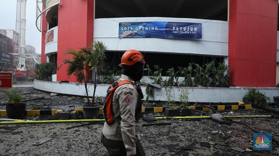 Kebakaran besar yang melanda Glodok Plaza, Jakarta Barat yang terjadi pada Rabu (15/1) malam masih berlangsung hingga pagi ini. Para petugas damkar berjibaku memadamkan api. (CNBC Indonesia/Tri Susilo)