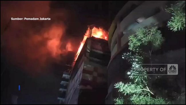 Video: Kebakaran Glodok Plaza, Terdengar Ledakan-Dentuman Keras