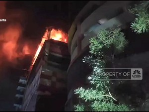 Video: Kebakaran Glodok Plaza, Terdengar Ledakan-Dentuman Keras