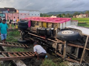 Ditabrak L300 Pikap, Truk Terguling Masuk Sawah di Temon Kulon Progo