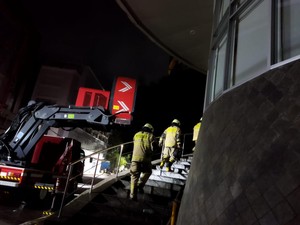 Damkar Gencarkan Pencarian Sisa Korban Kebakaran Glodok Plaza Malam Ini