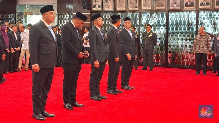 Menteri ESDM Bahlil Lahadalia melantik pejabat tinggi di lingkup Kementerian ESDM. (CNBC Indonesia/Firda Dwi Muliawati)