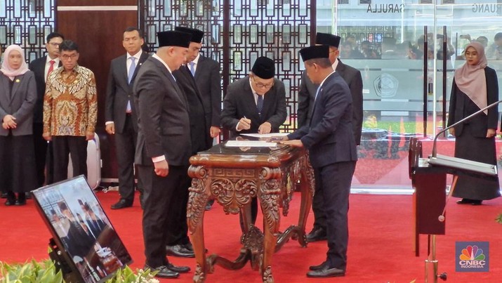 Menteri ESDM Bahlil Lahadalia melantik pejabat tinggi di lingkup Kementerian ESDM. (CNBC Indonesia/Firda Dwi Muliawati)
