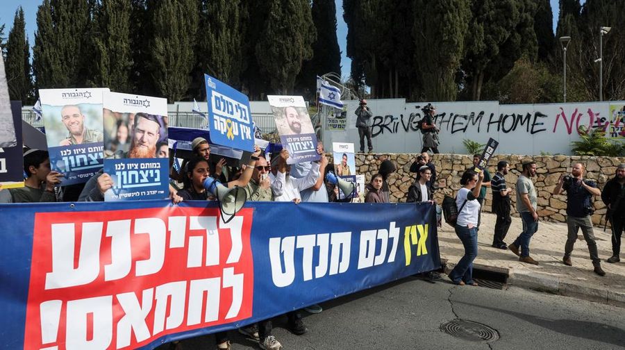 Orang-orang memprotes kesepakatan gencatan senjata yang mereka pikir dapat melemahkan keamanan masa depan Israel, di Yerusalem, 16 Januari 2025. (REUTERS/Ronen Zvulun)