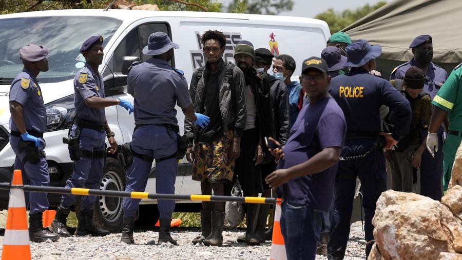 Petugas forensik membawa jenazah dalam kantong jenazah biru selama operasi penyelamatan para penambang dari bawah tanah di tambang emas terbengkalai di Stilfontein, Afrika Selatan, Selasa, 14 Januari 2025. (AP Photo/Themba Hadebe)
