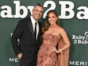 Jessica Alba Resmi Gugat Cerai Suami Setelah 17 Tahun Menikah