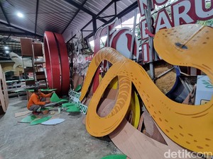 Mengintip Pembuatan Dekorasi Imlek di Surabaya, Ada Ular Kayu Raksasa!