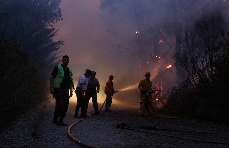 Seorang petugas pemadam kebakaran bekerja memadamkan kebakaran hutan di Epuyen, di wilayah Patagonia, Chubut, Argentina, 15 Januari 2025. Seorang petugas pemadam kebakaran bekerja memadamkan kebakaran hutan di Epuyen, di wilayah Patagonia, Chubut, Argentina, 15 Januari 2025. (REUTERS/Matias Garay)