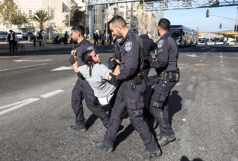 Orang-orang memprotes kesepakatan gencatan senjata yang mereka pikir dapat melemahkan keamanan masa depan Israel, di Yerusalem, 16 Januari 2025. (REUTERS/Ronen Zvulun)