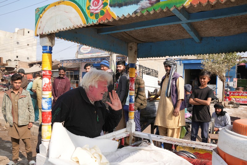 Saleem Bagga, penjual puding pada sebuah pasar di Provinsi Punjab Timur, Pakistan yang mirip presiden Amerika Serikat (AS) terpilih Donald Trump. (REUTERS/Nida Meboob) Saleem Bagga, penjual puding pada sebuah pasar di Provinsi Punjab Timur, Pakistan yang mirip presiden Amerika Serikat (AS) terpilih Donald Trump. (REUTERS/Nida Meboob)