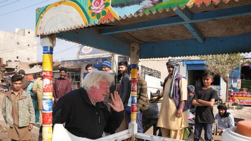 Saleem Bagga, penjual puding pada sebuah pasar di Provinsi Punjab Timur, Pakistan yang mirip presiden Amerika Serikat (AS) terpilih Donald Trump. (REUTERS/Nida Meboob)