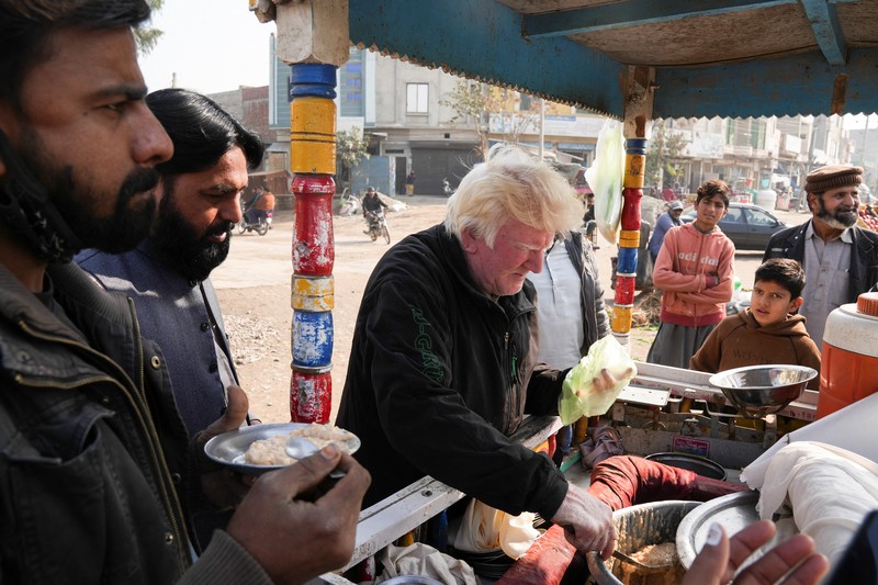Saleem Bagga, penjual puding pada sebuah pasar di Provinsi Punjab Timur, Pakistan yang mirip presiden Amerika Serikat (AS) terpilih Donald Trump. (REUTERS/Nida Meboob) Saleem Bagga, penjual puding pada sebuah pasar di Provinsi Punjab Timur, Pakistan yang mirip presiden Amerika Serikat (AS) terpilih Donald Trump. (REUTERS/Nida Meboob)