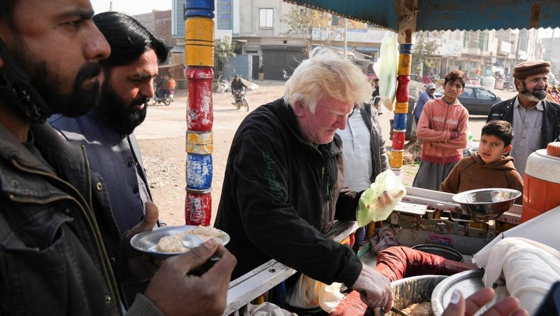 Saleem Bagga, penjual puding pada sebuah pasar di Provinsi Punjab Timur, Pakistan yang mirip presiden Amerika Serikat (AS) terpilih Donald Trump. (REUTERS/Nida Meboob)