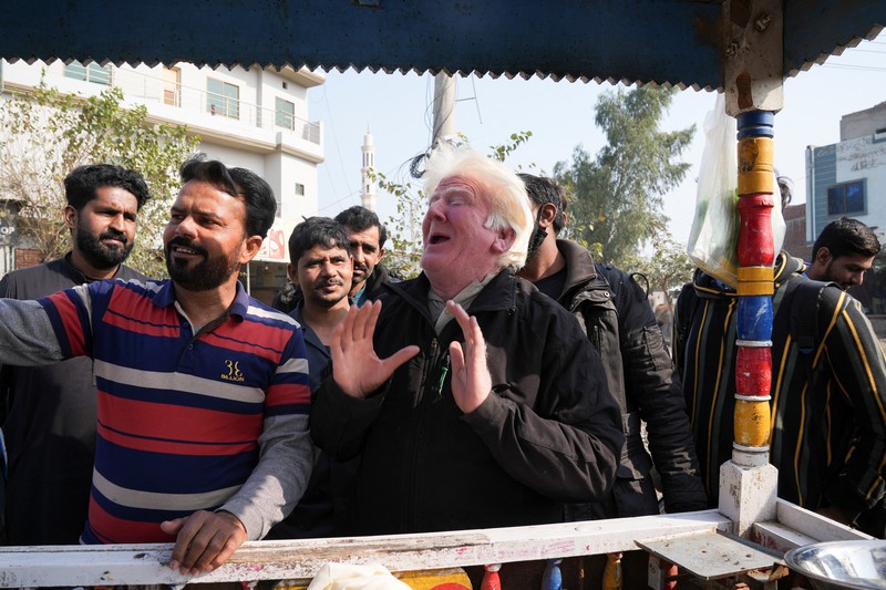Saleem Bagga, penjual puding pada sebuah pasar di Provinsi Punjab Timur, Pakistan yang mirip presiden Amerika Serikat (AS) terpilih Donald Trump. (REUTERS/Nida Meboob) Saleem Bagga, penjual puding pada sebuah pasar di Provinsi Punjab Timur, Pakistan yang mirip presiden Amerika Serikat (AS) terpilih Donald Trump. (REUTERS/Nida Meboob)