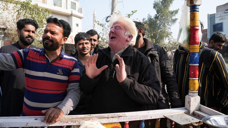 Saleem Bagga, penjual puding pada sebuah pasar di Provinsi Punjab Timur, Pakistan yang mirip presiden Amerika Serikat (AS) terpilih Donald Trump. (REUTERS/Nida Meboob)