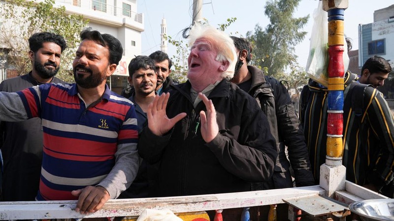 Saleem Bagga, penjual puding pada sebuah pasar di Provinsi Punjab Timur, Pakistan yang mirip presiden Amerika Serikat (AS) terpilih Donald Trump. (REUTERS/Nida Meboob)