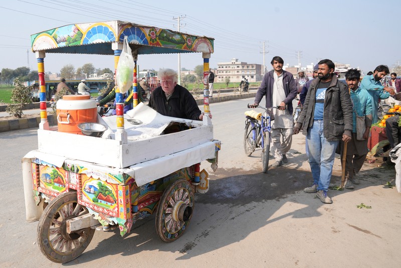 Saleem Bagga, penjual puding pada sebuah pasar di Provinsi Punjab Timur, Pakistan yang mirip presiden Amerika Serikat (AS) terpilih Donald Trump. (REUTERS/Nida Meboob) Saleem Bagga, penjual puding pada sebuah pasar di Provinsi Punjab Timur, Pakistan yang mirip presiden Amerika Serikat (AS) terpilih Donald Trump. (REUTERS/Nida Meboob)