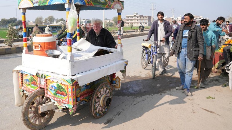 Saleem Bagga, penjual puding pada sebuah pasar di Provinsi Punjab Timur, Pakistan yang mirip presiden Amerika Serikat (AS) terpilih Donald Trump. (REUTERS/Nida Meboob)