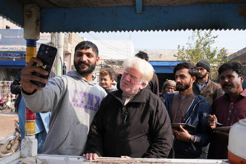 Saleem Bagga, penjual puding pada sebuah pasar di Provinsi Punjab Timur, Pakistan yang mirip presiden Amerika Serikat (AS) terpilih Donald Trump. (REUTERS/Nida Meboob)