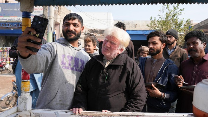 Saleem Bagga, penjual puding pada sebuah pasar di Provinsi Punjab Timur, Pakistan yang mirip presiden Amerika Serikat (AS) terpilih Donald Trump. (REUTERS/Nida Meboob)