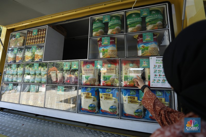 Sejumlah pengunjung membeli sembako pada Pasar Murah yang diadakan di halaman kantor Kelurahan Cilandak Timur, Kamis (16/1/2025). Sejumlah pengunjung membeli sembako pada Pasar Murah yang diadakan di halaman kantor Kelurahan Cilandak Timur, Kamis (16/1/2025). (CNBC Indonesia/Tri Susilo)