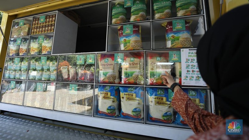 Sejumlah pengunjung membeli sembako pada Pasar Murah yang diadakan di halaman kantor Kelurahan Cilandak Timur, Kamis (16/1/2025). (վ/Tri Susilo)