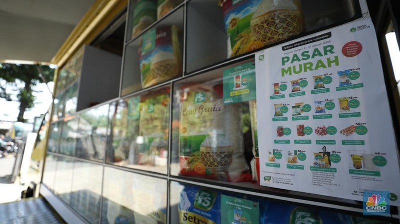 Sejumlah pengunjung membeli sembako pada Pasar Murah yang diadakan di halaman kantor Kelurahan Cilandak Timur, Kamis (16/1/2025). (վ/Tri Susilo)