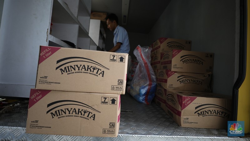 Sejumlah pengunjung membeli sembako pada Pasar Murah yang diadakan di halaman kantor Kelurahan Cilandak Timur, Kamis (16/1/2025). Sejumlah pengunjung membeli sembako pada Pasar Murah yang diadakan di halaman kantor Kelurahan Cilandak Timur, Kamis (16/1/2025). (CNBC Indonesia/Tri Susilo)