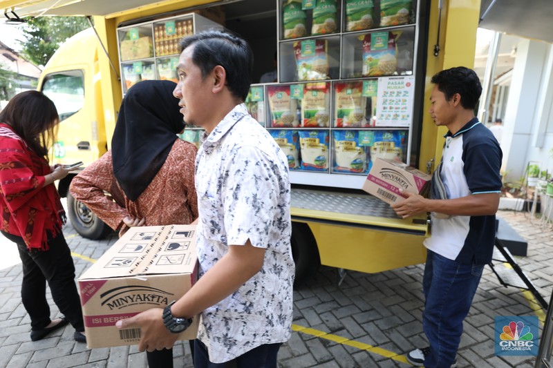 Sejumlah pengunjung membeli sembako pada Pasar Murah yang diadakan di halaman kantor Kelurahan Cilandak Timur, Kamis (16/1/2025). Sejumlah pengunjung membeli sembako pada Pasar Murah yang diadakan di halaman kantor Kelurahan Cilandak Timur, Kamis (16/1/2025). (CNBC Indonesia/Tri Susilo)