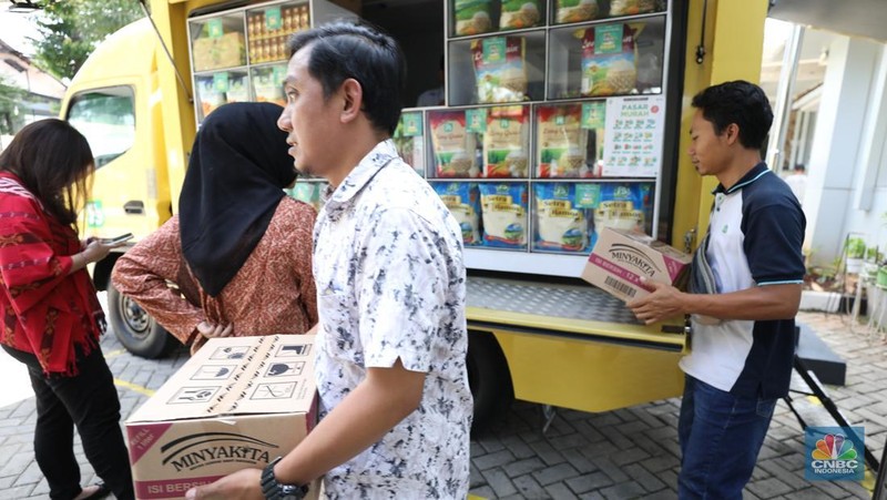Sejumlah pengunjung membeli sembako pada Pasar Murah yang diadakan di halaman kantor Kelurahan Cilandak Timur, Kamis (16/1/2025). (վ/Tri Susilo)