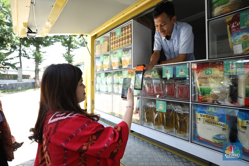 Sejumlah pengunjung membeli sembako pada Pasar Murah yang diadakan di halaman kantor Kelurahan Cilandak Timur, Kamis (16/1/2025). Sejumlah pengunjung membeli sembako pada Pasar Murah yang diadakan di halaman kantor Kelurahan Cilandak Timur, Kamis (16/1/2025). (CNBC Indonesia/Tri Susilo)
