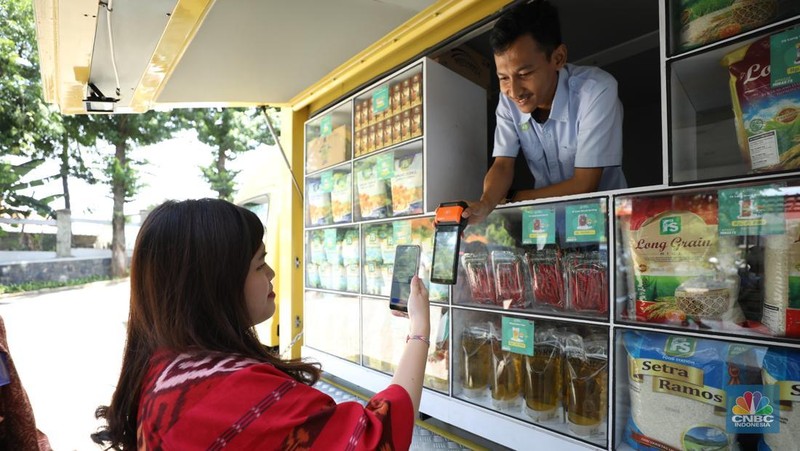 Sejumlah pengunjung membeli sembako pada Pasar Murah yang diadakan di halaman kantor Kelurahan Cilandak Timur, Kamis (16/1/2025). (վ/Tri Susilo)