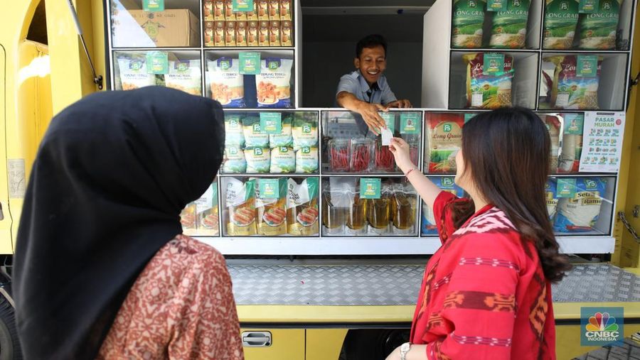 Sejumlah pengunjung membeli sembako pada Pasar Murah yang diadakan di halaman kantor Kelurahan Cilandak Timur, Kamis (16/1/2025). (CNBC Indonesia/Tri Susilo)