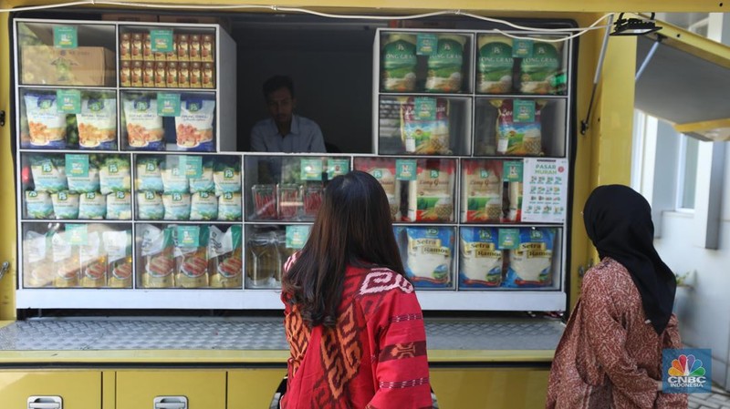 Sejumlah pengunjung membeli sembako pada Pasar Murah yang diadakan di halaman kantor Kelurahan Cilandak Timur, Kamis (16/1/2025). (վ/Tri Susilo)