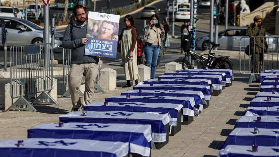 Orang-orang memprotes kesepakatan gencatan senjata yang mereka pikir dapat melemahkan keamanan masa depan Israel, di Yerusalem, 16 Januari 2025. (REUTERS/Ronen Zvulun)