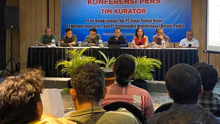 Tim Kurator Kepailitasn Sritex Denny Ardiansyah (tengah) bersama Tim Kurator Kepailitan Sritex saat jumpa pers di Semarang, 13 Januari 2025. (Dok. Tim Kurator Kepailitan Sritex)