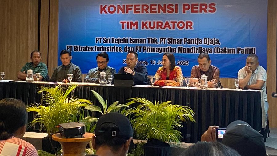 Tim Kurator Kepailitasn Sritex Denny Ardiansyah (tengah) bersama Tim Kurator Kepailitan Sritex saat jumpa pers di Semarang, 13 Januari 2025. (Dok. Tim Kurator Kepailitan Sritex)
