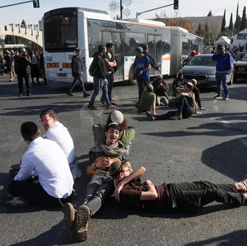 Warga Israel Blokir & Tidur di Jalan, Demo Menentang Gencatan Senjata