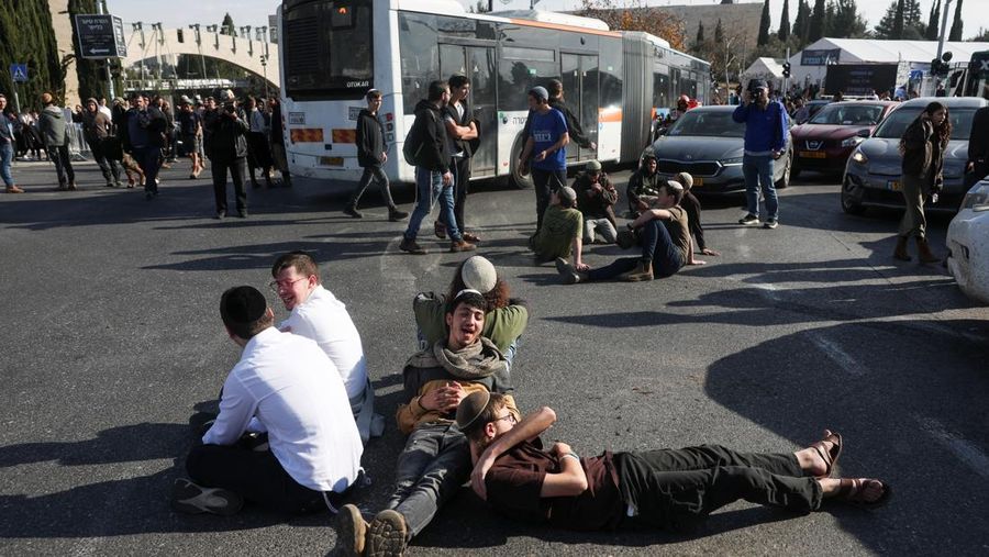 Warga Israel memblokir jalan saat mereka memprotes kesepakatan gencatan senjata yang mereka katakan dapat melemahkan keamanan masa depan Israel, di Yerusalem, 16 Januari 2025. (REUTERS/Ronen Zvulun)