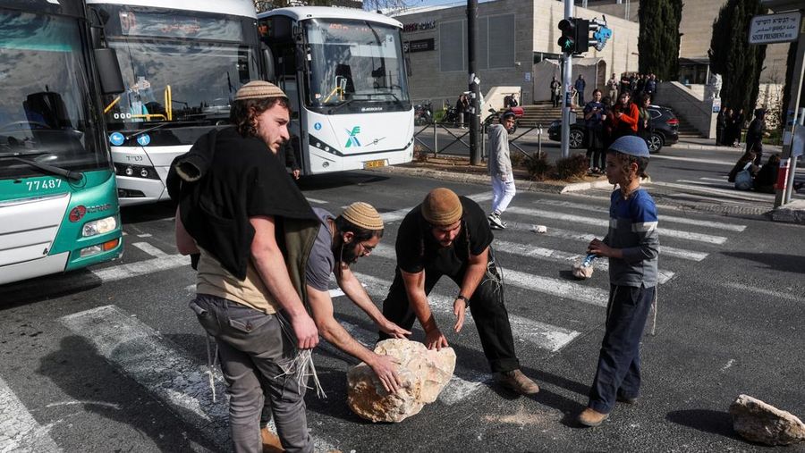Orang-orang memprotes kesepakatan gencatan senjata yang mereka pikir dapat melemahkan keamanan masa depan Israel, di Yerusalem, 16 Januari 2025. (REUTERS/Ronen Zvulun)