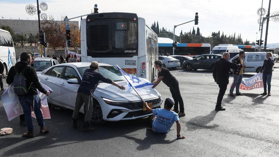 Orang-orang memprotes kesepakatan gencatan senjata yang mereka pikir dapat melemahkan keamanan masa depan Israel, di Yerusalem, 16 Januari 2025. (REUTERS/Ronen Zvulun)