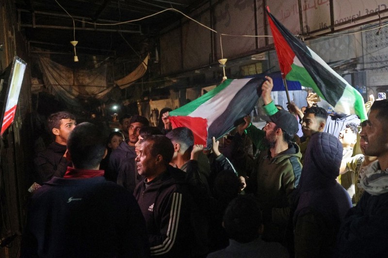 Warga Palestina merayakan pengumuman gencatan senjata antara Hamas dan Israel di Gaza, Rabu (15/1/2025). (REUTERS/Mohammed Salem)