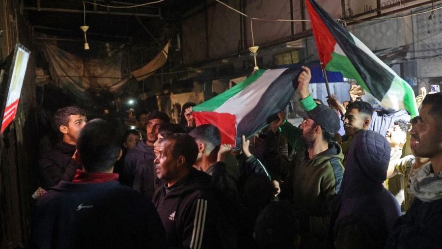 Warga Palestina merayakan pengumuman gencatan senjata antara Hamas dan Israel di Gaza, Rabu (15/1/2025). (REUTERS/Mohammed Salem)